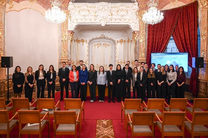 A képen a Közjogi TDK-n előadó hallgatók látszódnak.