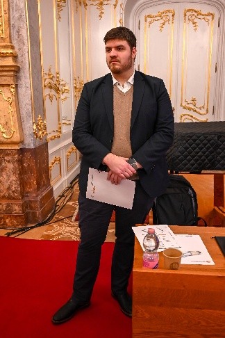 A képen dr. Köbel Dávid szerepel ahogy moderálja a Közjogi TDK-t.