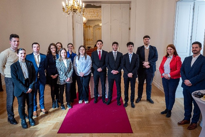 A Közjogi TDK-n előadó hallgatók szerepelnek a képen, ahogy egy kötetlen csoportképre összeálltak.