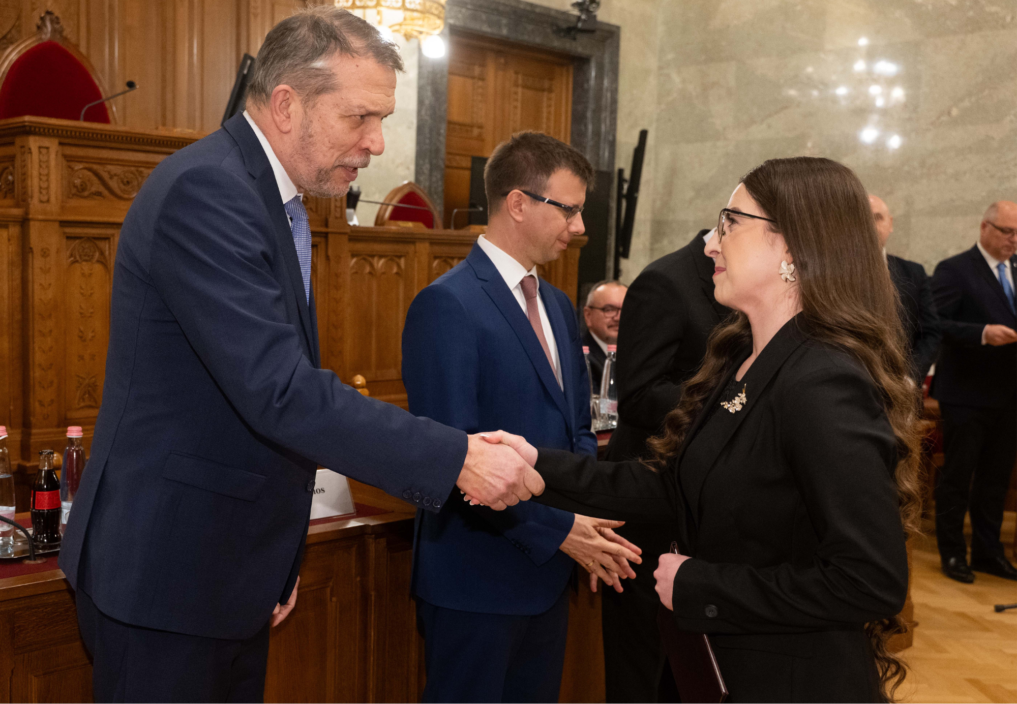 A képen a KRE ÁJK elsőéves joghallgatója látható, Sztrein Daniella Sztella, ahogy éppen kezet fog Zupkó Gáborral az Európai Bizottság Magyarországi Képviseletének vezetőjével.