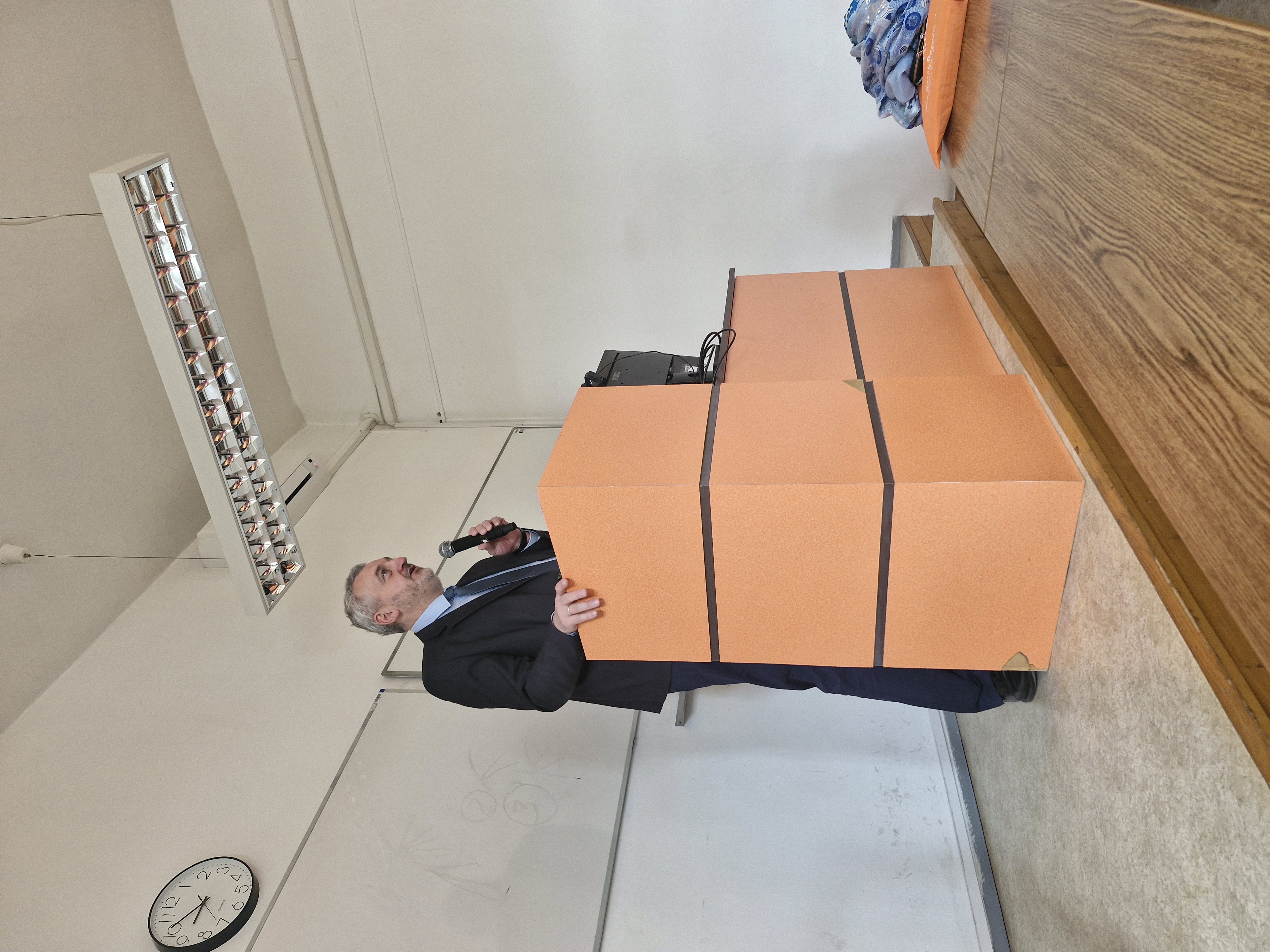 Prof. Dr. Literáty Zoltán előadást tart