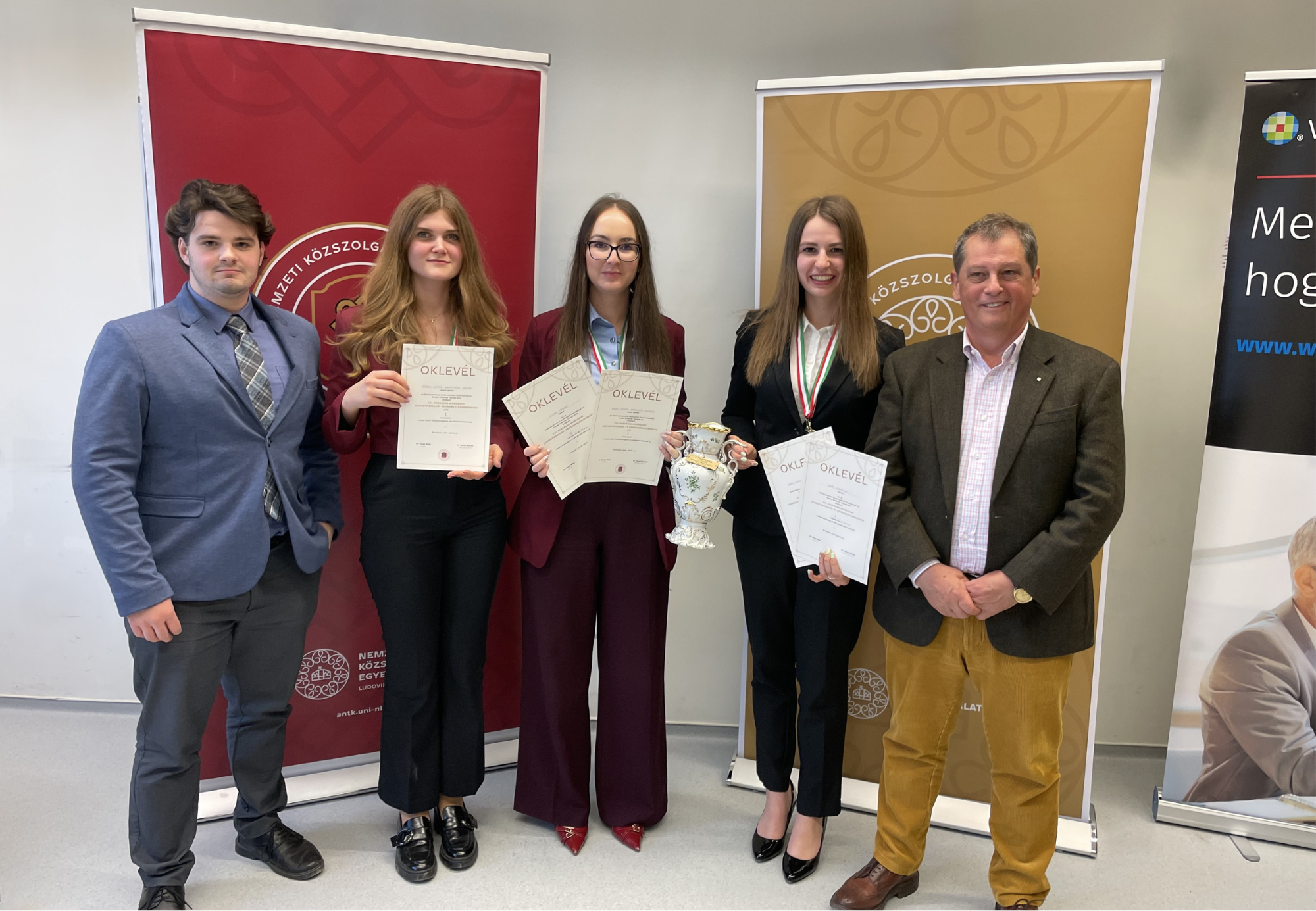 A képen a KRE ÁJK hallgatói és a felkészítő tanáruk, Dr. Pál Lajos címzetes egyetemi docens látható a XXI. Országos Munkajogi Jogesetmegoldó- és Perbeszédversenyen.