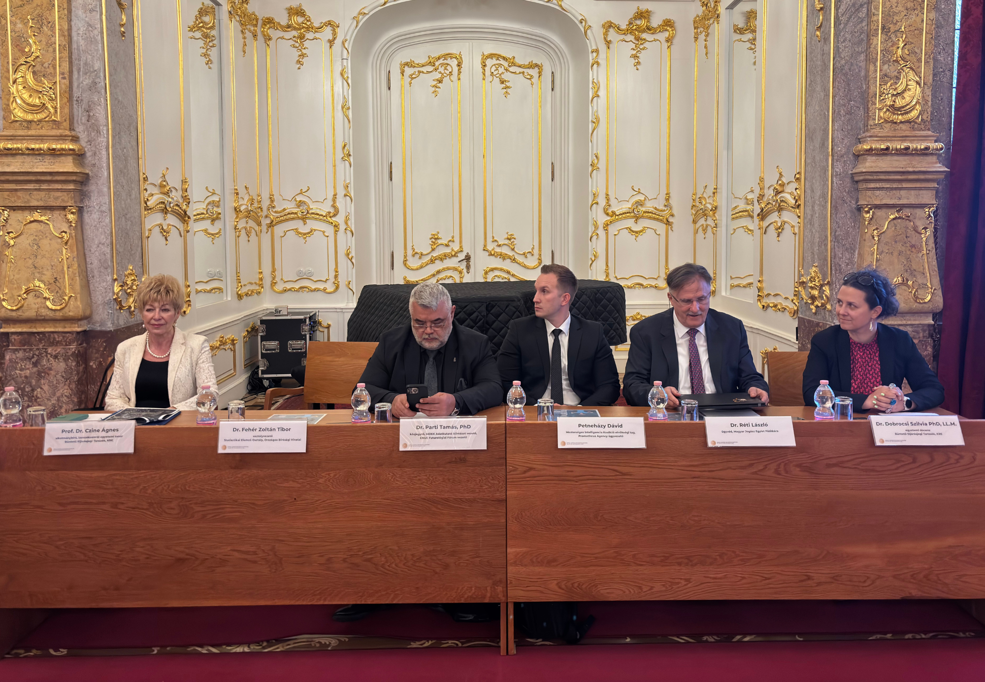 Prof. Dr. Czine Ágnes, Dr. Parti Tamás, PhD, Petneházy Dávid és Dr. Dobrocsi Szilvia, PhD, LL.M. az előadói sorban a Bálteremben