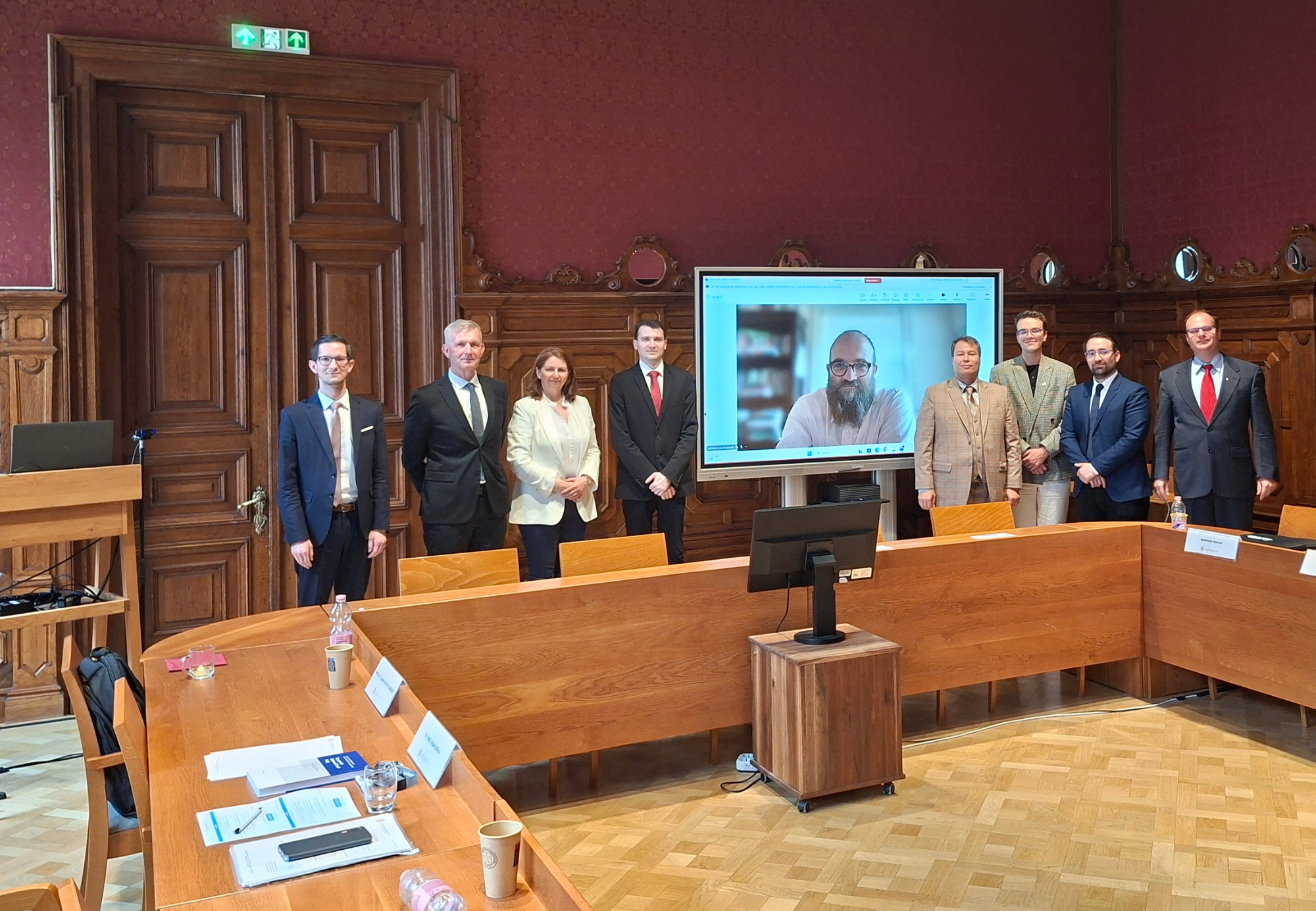 A képen a Jogdogmatikai, közjogtörténeti és komparatív egyházjogi kutatások című nemzetközi konferencia előadói láthatóak.