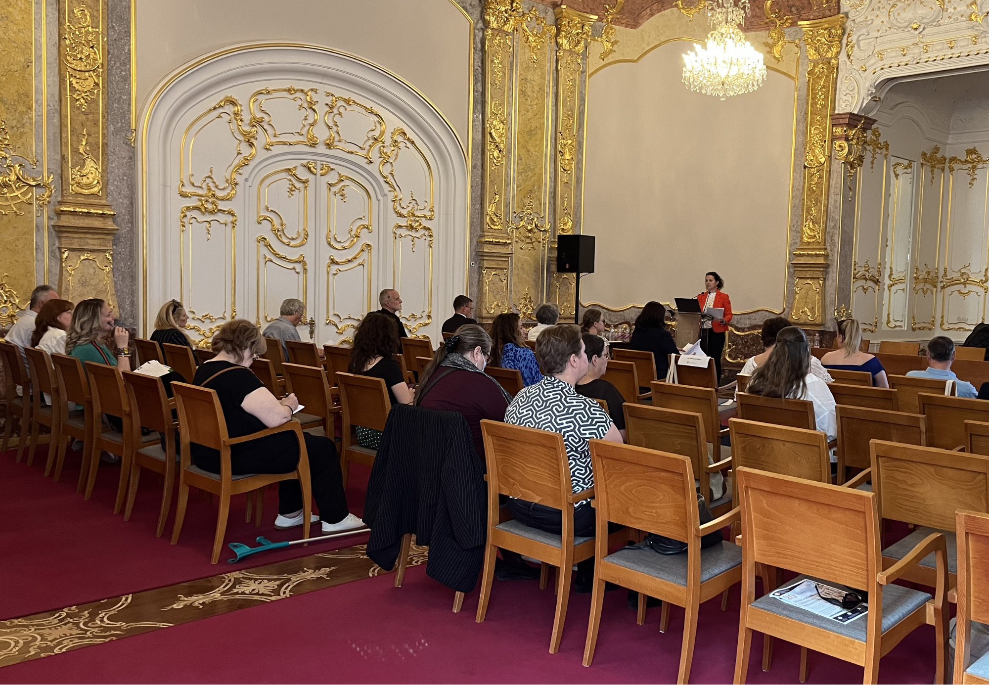 A képen Dr. Dobrocsi Szilvia előadást tart a 20 éves a magyar büntetőjogi mediáció című nemzetközi konferencián.